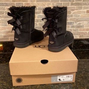 BRAND NEW UGG Bailey Bow size 3